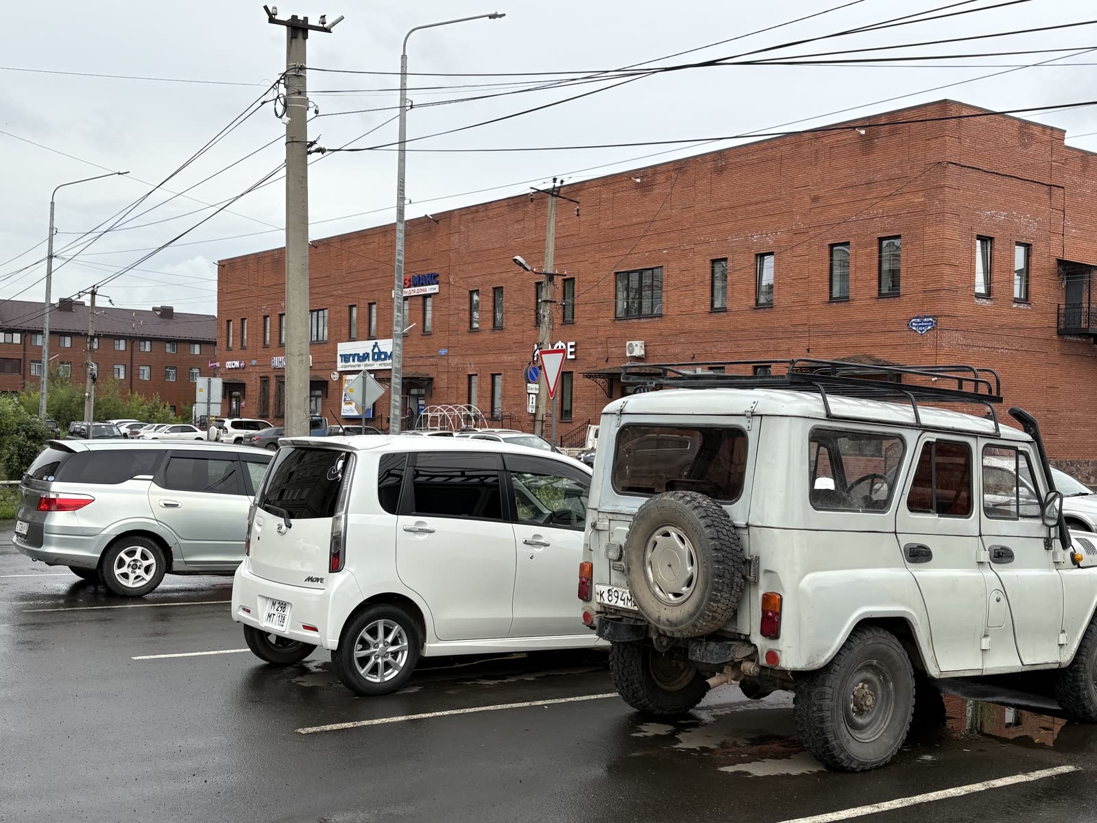 Парковка рядом с торговым объектом